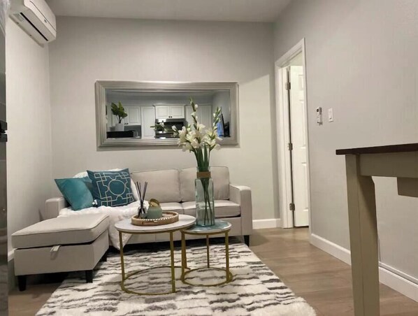 Smart TV - The Cozy Small Place (Los Angeles)