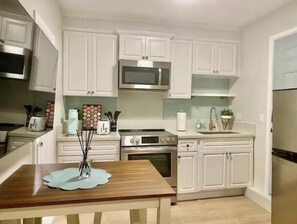 Fridge, microwave, oven, stovetop - The Cozy Small Place (Los Angeles)