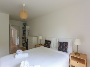 1 dormitorio, tabla de planchar con plancha, wifi y ropa de cama