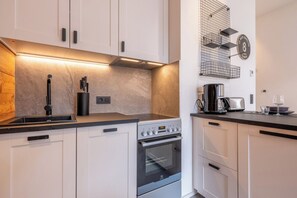 Réfrigérateur, four, lave-vaisselle, cafetière/bouilloire