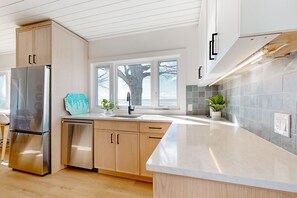 Fridge, microwave, oven, stovetop - Lakeside Bliss: Charming Retreat with Spectacular Views & Waterfront Location (Innisfil)