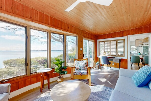 TV - Lakeside Bliss: Charming Retreat with Spectacular Views & Waterfront Location (Innisfil)