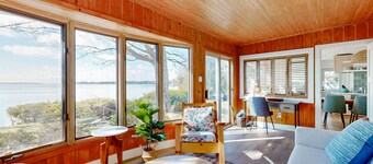 Lakeside Bliss: Charming Retreat with Spectacular Views & Waterfront Location