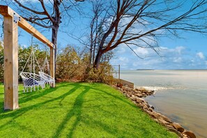 Property grounds - Lakeside Bliss: Charming Retreat with Spectacular Views & Waterfront Location (Innisfil)