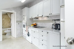 Kjøleskap, mikrobølgeovn, ovn og kokeplater