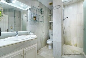 Dusche, Haartrockner, Bidet, Handtücher