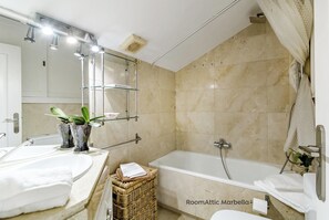 Dusche, Haartrockner, Bidet, Handtücher