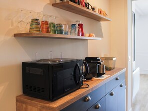 Kühlschrank, Mikrowelle, Ofen, Geschirrspüler