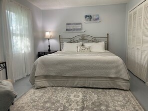 3 chambres, bureau, fer et planche à repasser, lit de bébé portatif