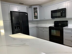 Réfrigérateur, four à micro-ondes, un four, surface de cuisson
