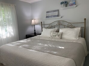 3 bedrooms, desk, iron/ironing board, travel cot - Peaceful family retreat-centrally located for attraction options! (Longwood)