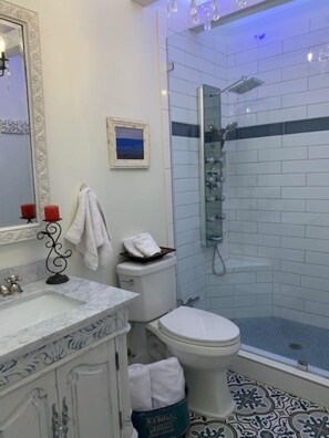 Douche, sĂšche-cheveux, serviettes fournies, savon