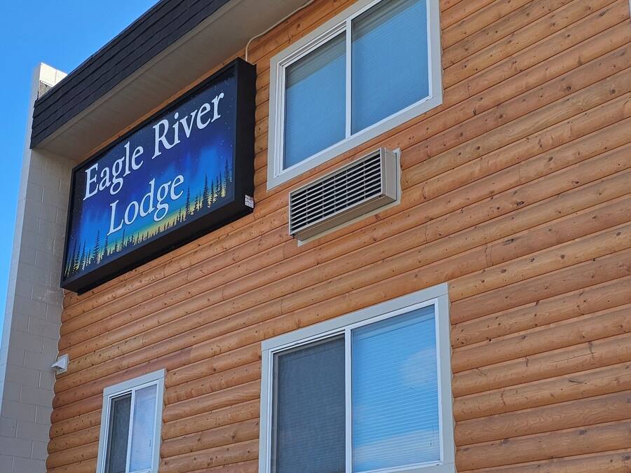 Un lodge de varios pisos con un letrero visible que dice 'Eagle River Lodge'.