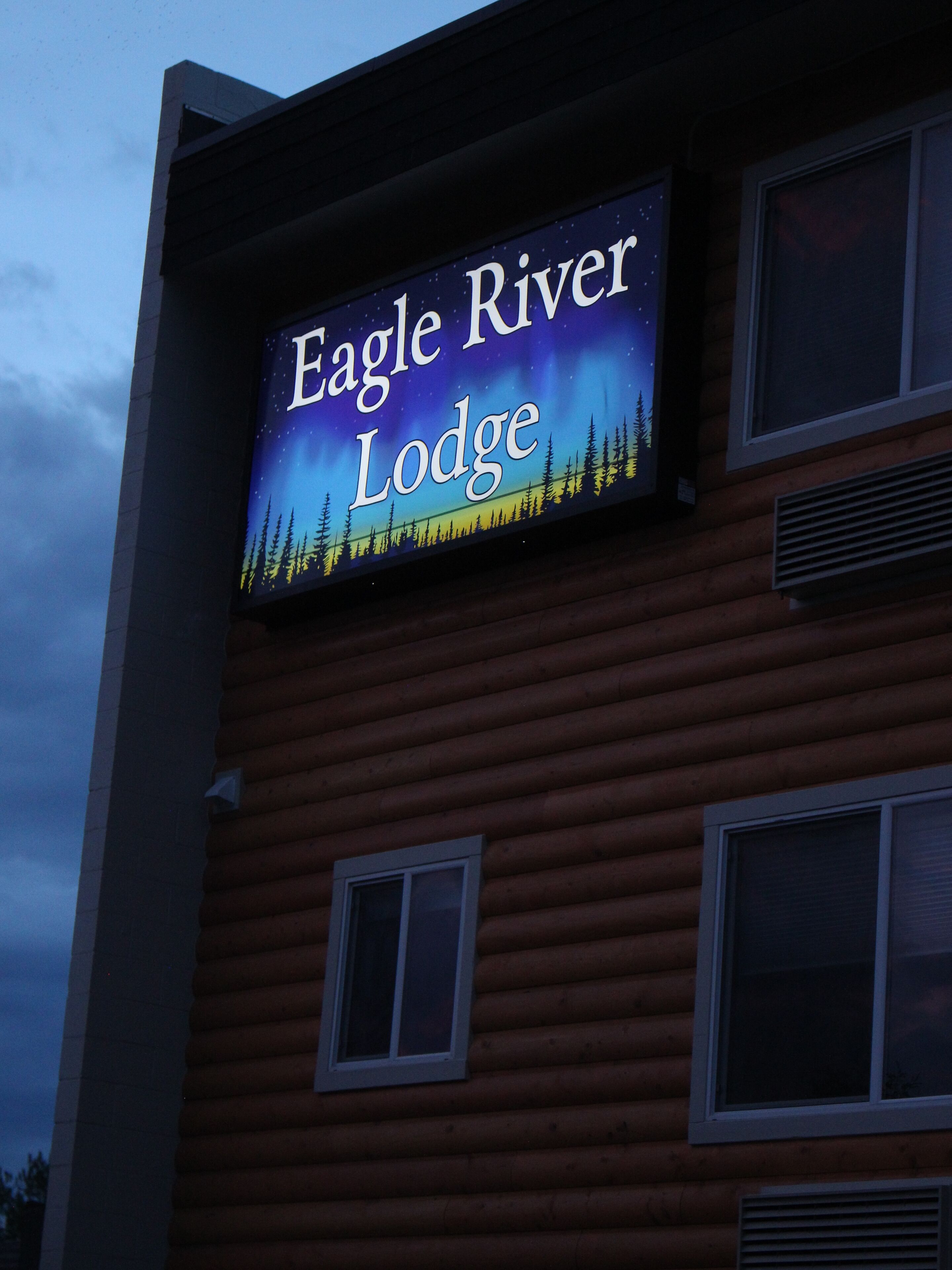 Un bâtiment sur lequel on peut lire l’inscription « Eagle River Lodge ».