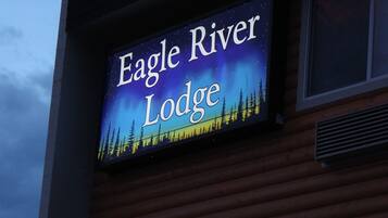 Un bâtiment sur lequel on peut lire l’inscription « Eagle River Lodge ».