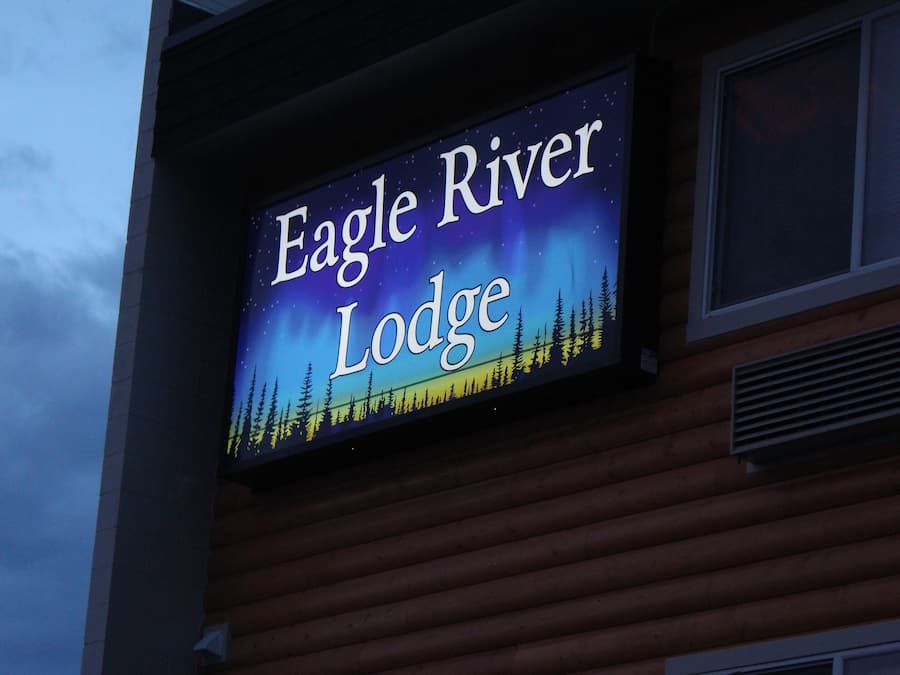 Un bâtiment sur lequel on peut lire l’inscription « Eagle River Lodge ».