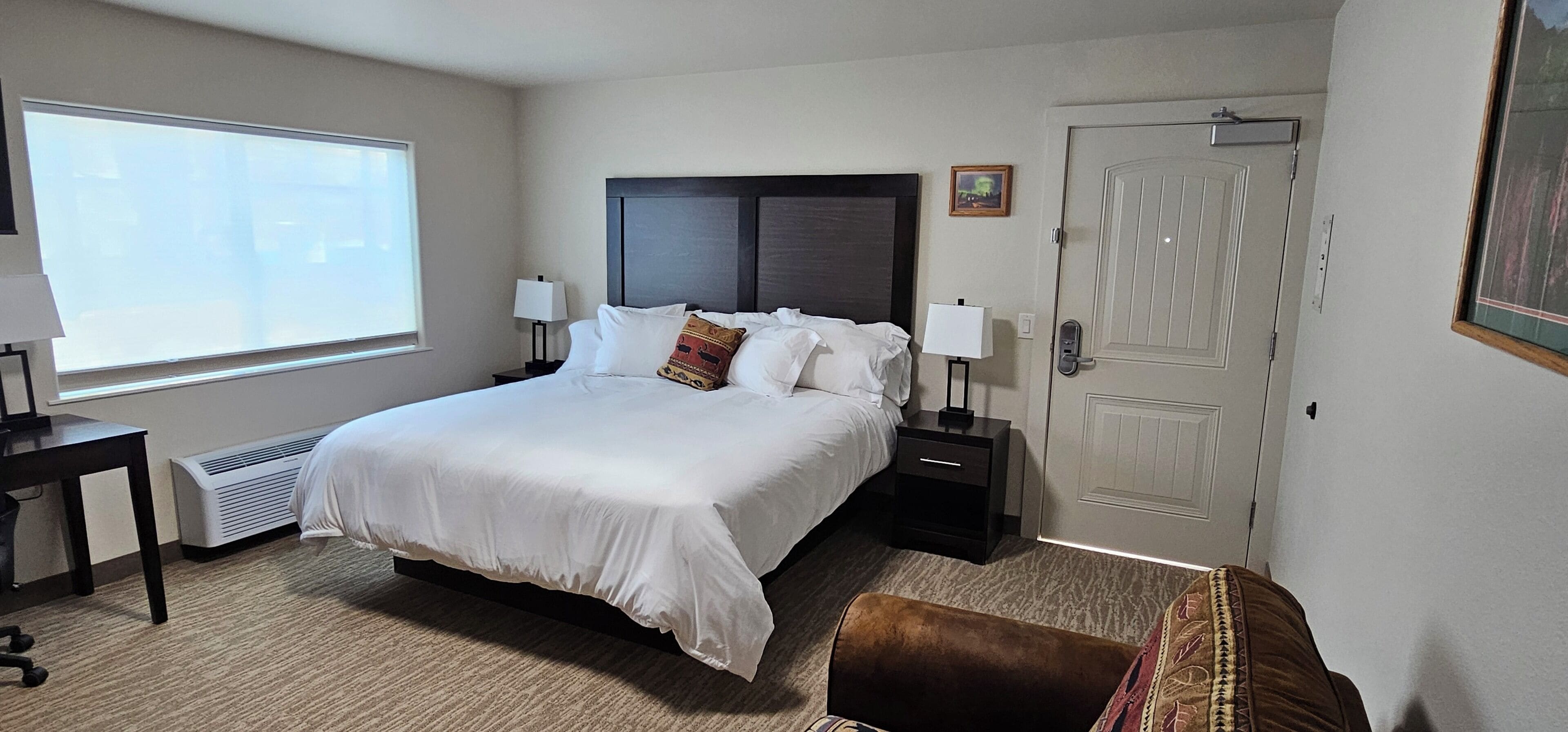 Roupas de cama premium, camas com colchões pillow-top, escrivaninha