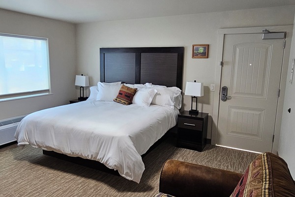 Bộ đồ giường cao cấp, nệm có lớp đệm bông, bàn, màn/rèm cản sáng