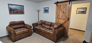 Studiosuite – premier, fjellutsikt | Sengetøy av topp kvalitet, senger med overmadrass og skrivebord