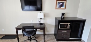 Sengetøy av topp kvalitet, senger med overmadrass og skrivebord