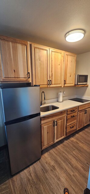 Executive Studio Suite, Mountain View | Private kitchen | Microwave, coffee/tea maker, paper towels - Eagle River Lodge (Eagle River)