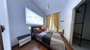 1 bedroom, desk, iron/ironing board, travel cot - Historic apartment 40 mt from Porta Susa station, center 15 min walk! (Torino)