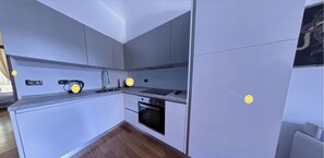 Frigorifero, microonde, forno, piano cottura
