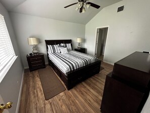 3 habitaciones, tabla de planchar con plancha y cuna de viaje 