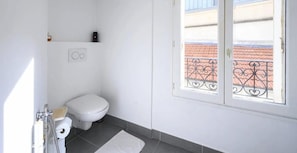 Asciugacapelli, asciugamani, sapone, carta igienica