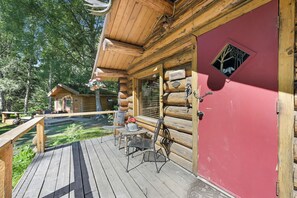 Property grounds - Salmon Trail Cabin - a sunny log cabin in historic Hope, Alaska (Hope)