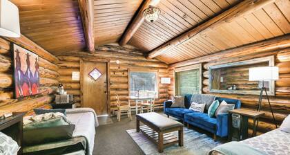 Salmon Trail Cabin - a sunny log cabin in historic Hope, Alaska