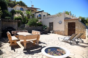 Outdoor dining - Villa Las Viñas with swimming pool & stunning view (Teulada)