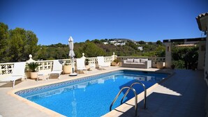 A rooftop pool with a clear view of a hillside. - Villa Las Viñas with swimming pool & stunning view (Teulada)