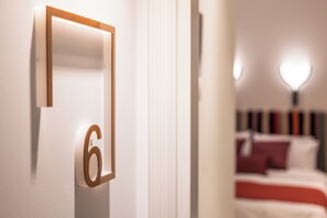 1 habitación, escritorio, tabla de planchar con plancha y cuna de viaje 