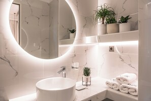 シャワー、ヘアドライヤー、タオル