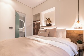 1 habitación, escritorio, tabla de planchar con plancha y cuna de viaje 