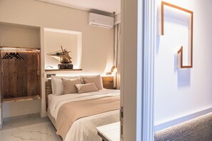 1 quarto, escrivaninha, ferros/tábuas de passar roupa, berço de viagem