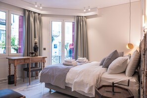 1 chambre, bureau, fer et planche à repasser, lit parapluie