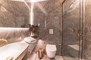 Dusche, Haartrockner, Handtücher