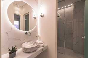 Dusche, Haartrockner, Handtücher