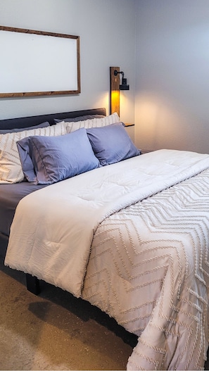 5 bedrooms, desk, free WiFi, bed sheets - Play Hard, Rest Easy. Comfortable Home Near Rocker B (Graford)