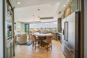 ثلاجة، ميكروويف، فرن، موقد طهي مسطح