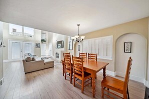 Dining - Pet-Friendly Gem Near Beach with Private Patio (Newport Beach)