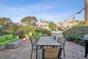 Outdoor dining - Pet-Friendly Gem Near Beach with Private Patio (Newport Beach)