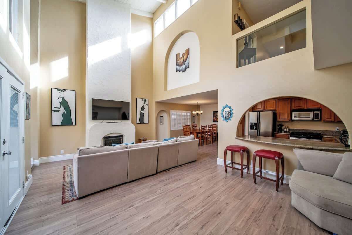 Televisión, chimenea y oficina 