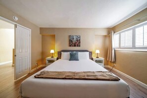 4 bedrooms, iron/ironing board, travel cot, WiFi - Pet-Friendly Gem Near Beach with Private Patio (Newport Beach)