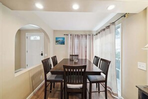 Dining - Corona Del Mar Family Beach Retreat (Newport Beach)
