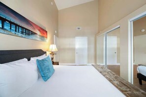 4 slaapkamers, een strijkplank/strijkijzer, reisbedje, wifi