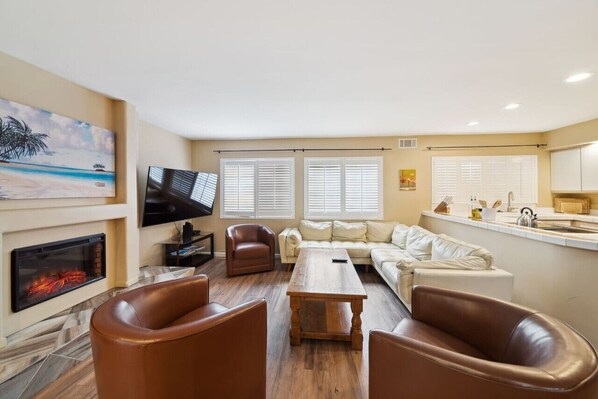 TV, fireplace