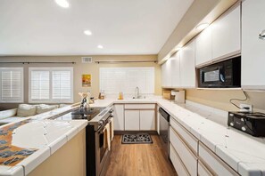 Fridge, microwave, oven, stovetop - Corona Del Mar Family Beach Retreat (Newport Beach)